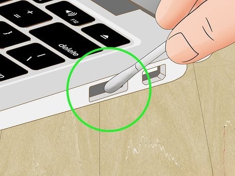 طريقة آمنة لـ تنظيف اللابتوب من البقع وبصمات الأصابع على الشاشة